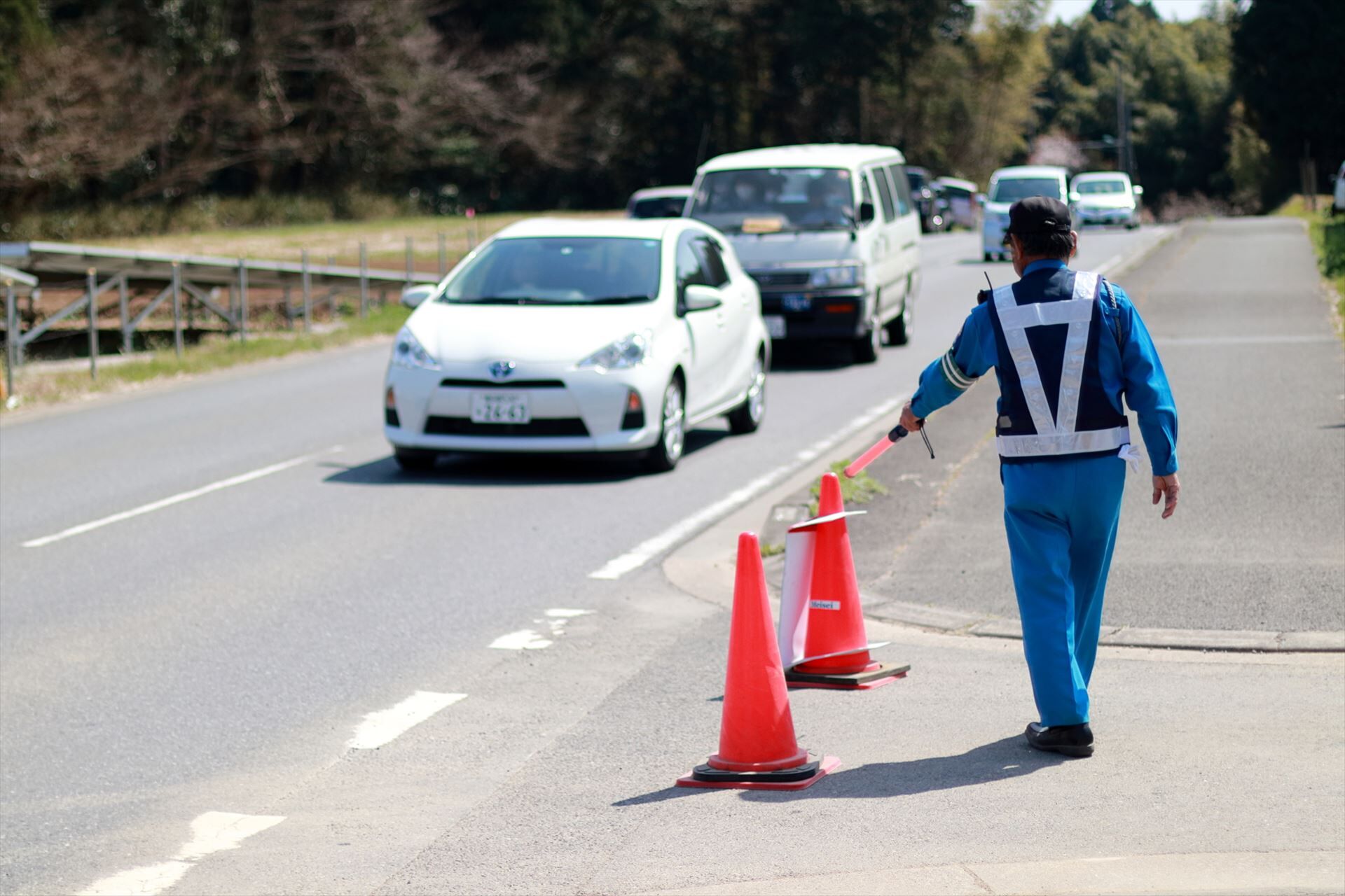 駐車場を警備する警備員