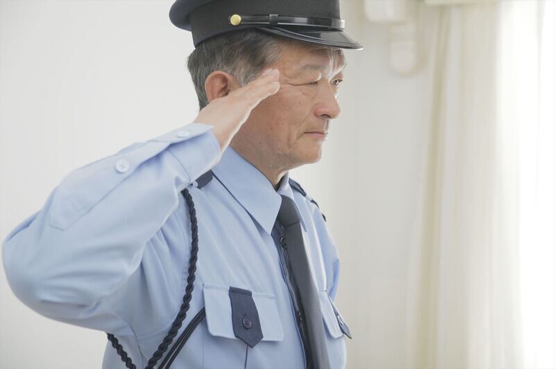 敬礼する警備員
