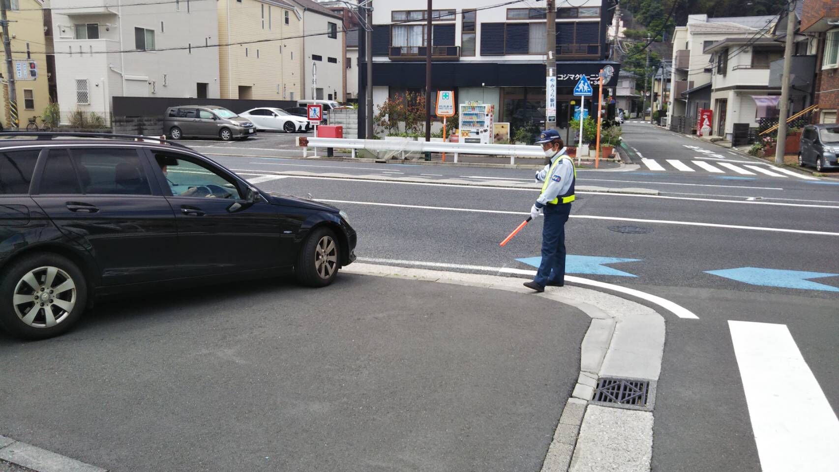 本牧店_1F駐車場出入口誘導_1