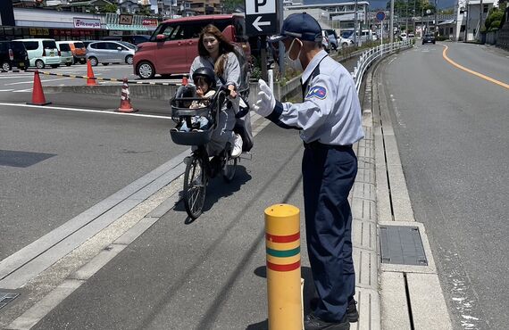 中井町ショッピングモールでの駐車場誘導警備員募集中です。地域に貢献できるお仕事です。ご応募お待ちしております。