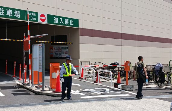 横浜市保土ヶ谷区の食品スーパーで駐車場誘導警備員募集中！土日祝勤務できる方大歓迎です。