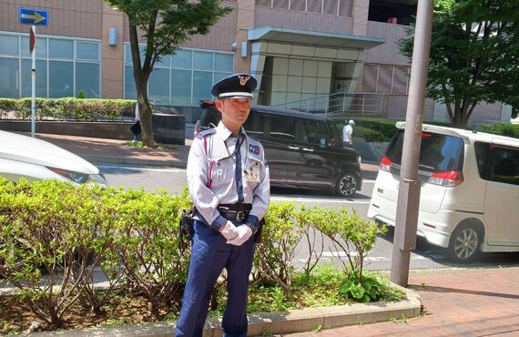 横浜市戸塚区の専門学校にて施設警備員募集中。天候に左右されない屋内業務メインです。ご応募お待ちしております。